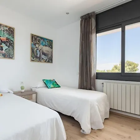Moderna Con Piscina Y Amplio Jardin Hébergement de vacances *