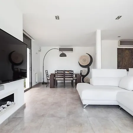 Moderna Con Piscina Y Amplio Jardin Hébergement de vacances *