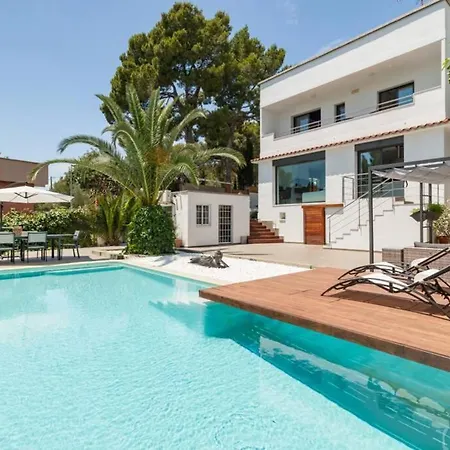 Holiday home Moderna Con Piscina Y Amplio Jardin Castelldefels