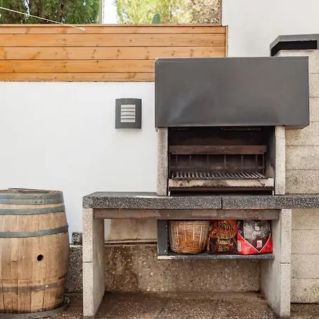 Moderna Con Piscina Y Amplio Jardin