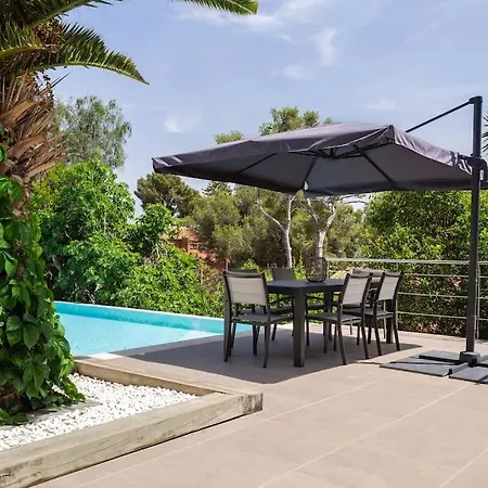 Holiday home Moderna Con Piscina Y Amplio Jardin Castelldefels