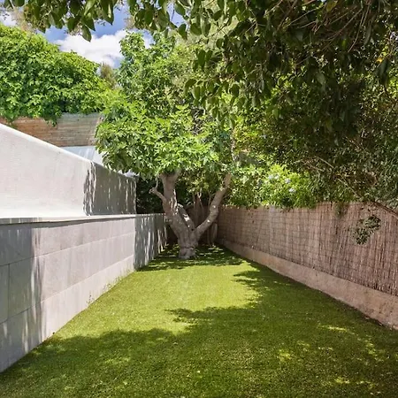 Moderna Con Piscina Y Amplio Jardin *