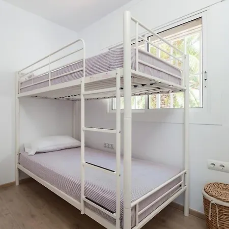 Moderna Con Piscina Y Amplio Jardin