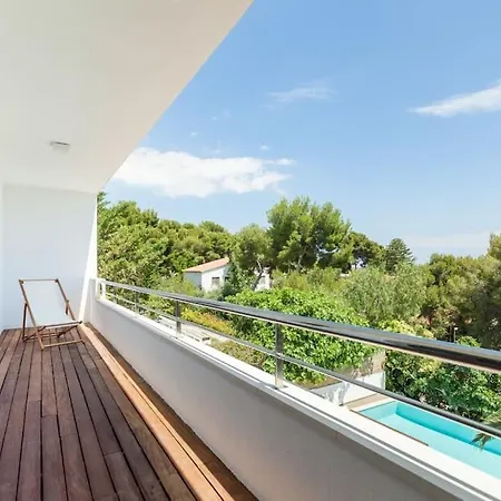 Moderna Con Piscina Y Amplio Jardin *