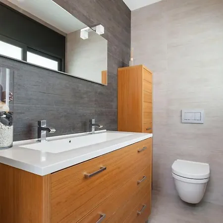 Moderna Con Piscina Y Amplio Jardin