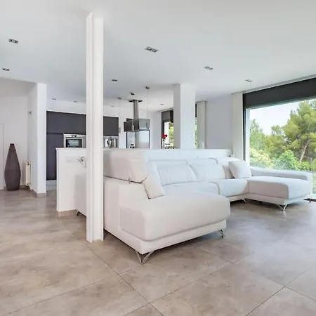 Moderna Con Piscina Y Amplio Jardin Holiday home